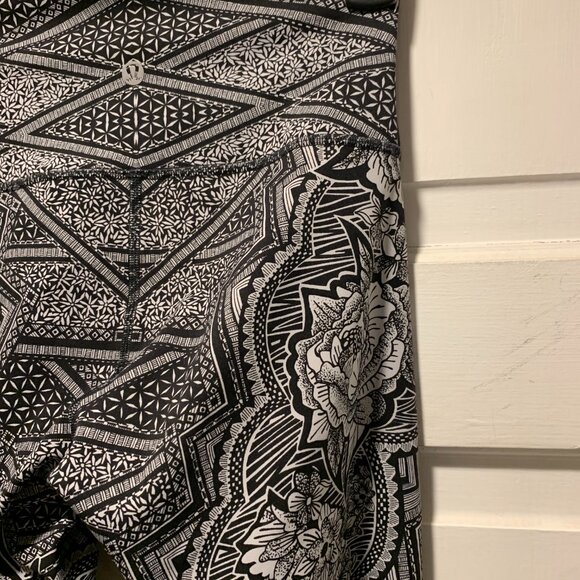 Lululemon~ NWOT!!~ Yoga Pants - Picture 11 of 16